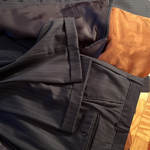 Jos A Bank (Joseph collection), 3 piece suit. Navy pinstripe. Size 42R - Picture 11 of 11